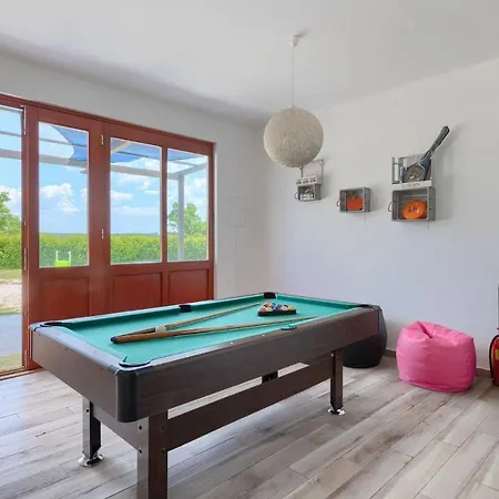 Villa Benjamin With Pool And Jacuzzi In Tinjan