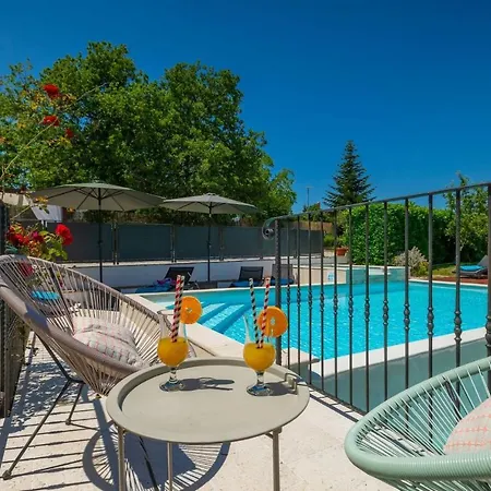 Benjamin With Pool And Jacuzzi In