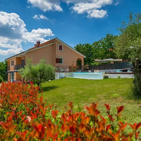 Benjamin With Pool And Jacuzzi In *
