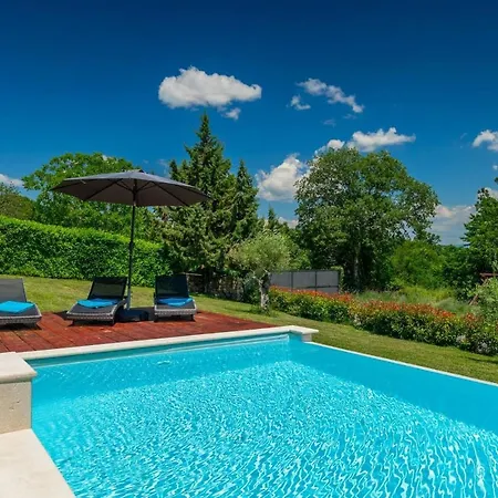 Benjamin With Pool And Jacuzzi In Villa