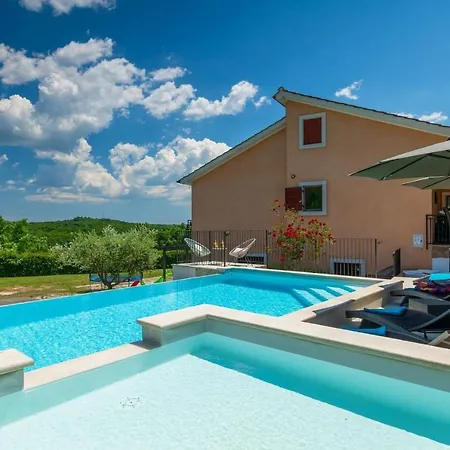 Benjamin With Pool And Jacuzzi In * Tinjan