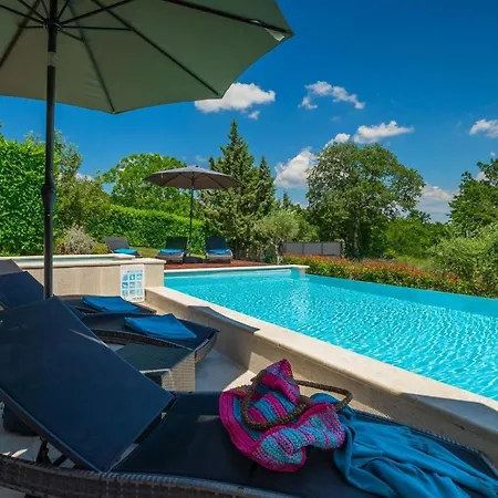 Villa Benjamin With Pool And Jacuzzi In *